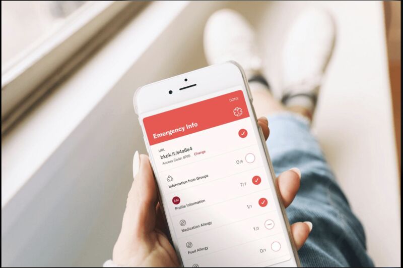 Persona configurando su perfil de emergencia en el teléfono